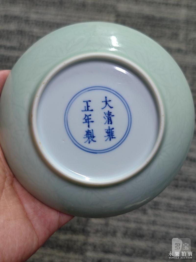 清雍正 粉青釉暗刻灵芝纹盘 - 图3